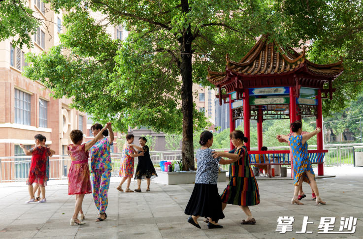 居民在小区广场休闲娱乐。