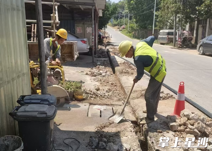 加快供水管网建设。杨源 摄