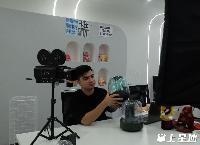 图为马逸贤在通过直播间向海外网友推介商品。均为李丹 摄