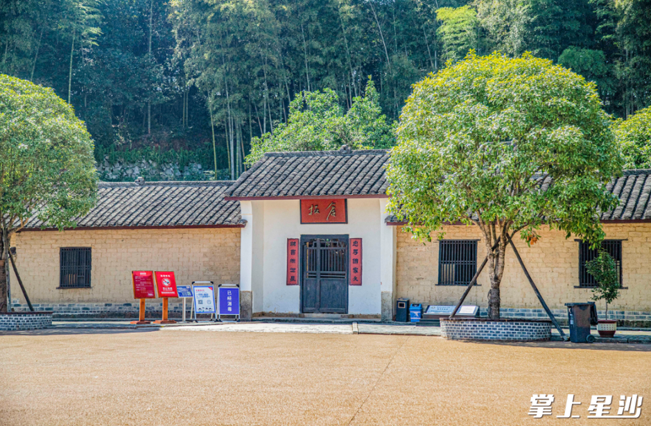 一座朴素的清末泥瓦房，前临公路，后枕小山，重现了开慧烈士生前的生活场景。