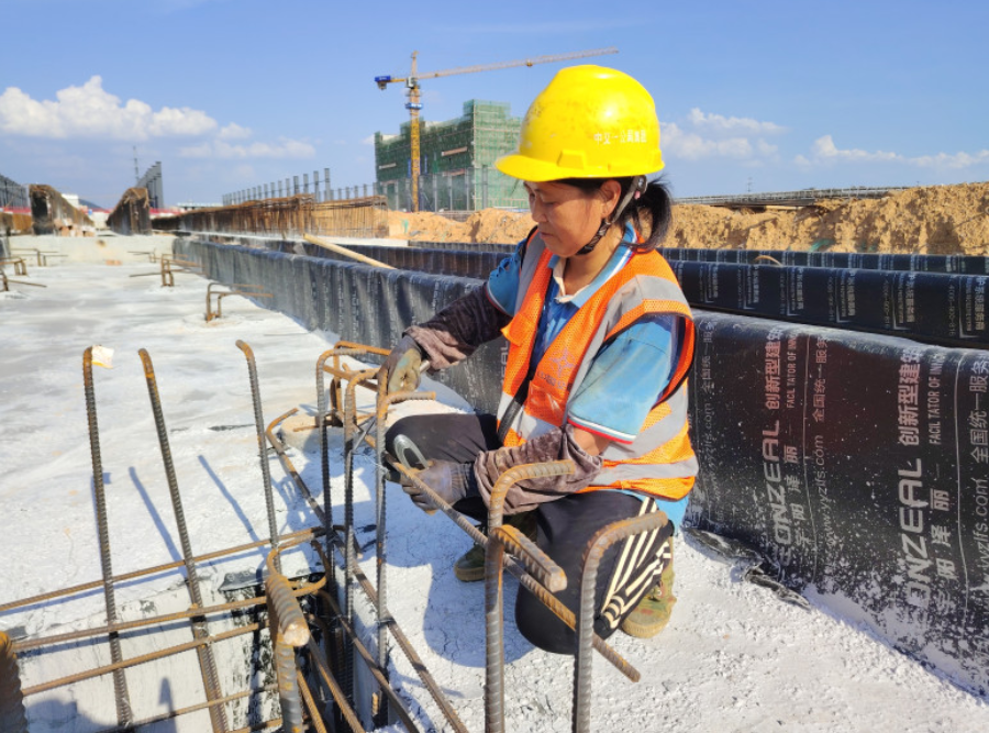 建设工地上的一抹“巾帼红”。 建设工地上的一抹“巾帼红”。