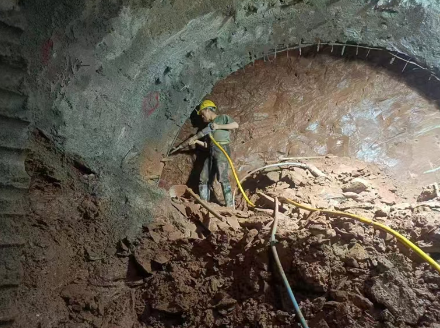 如蒸笼般的联络通道暗挖施工现场。 如蒸笼般的联络通道暗挖施工现场。