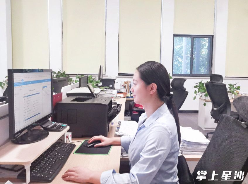 陈肖正在“线上窗口”为企业进行燃气外线报装审批。长沙县城管局供图