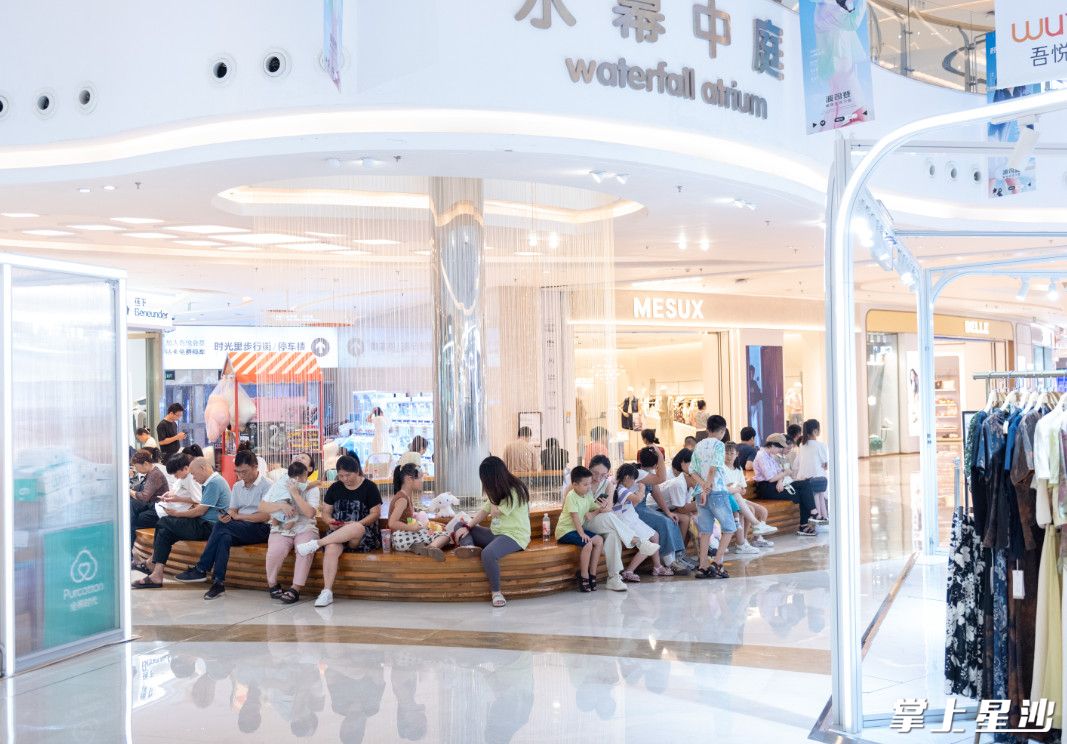 居民在商场休息。