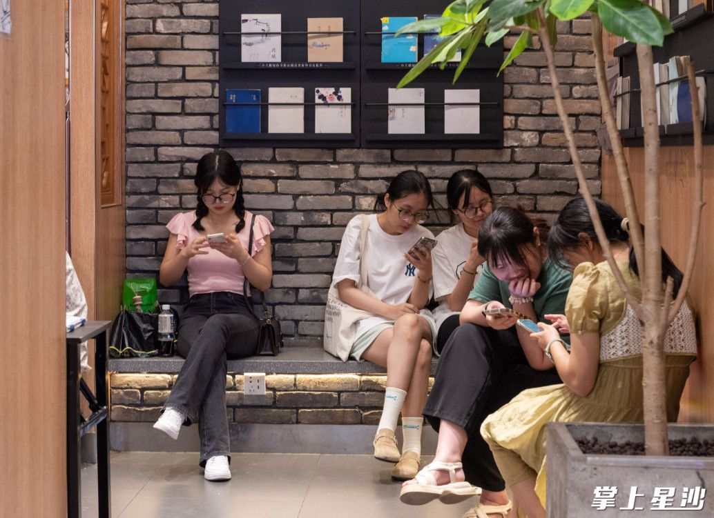 奶茶店里，居民在等待奶茶。