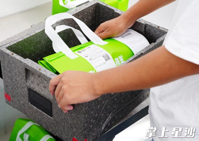 工作人员正在打包市民购买的菜。