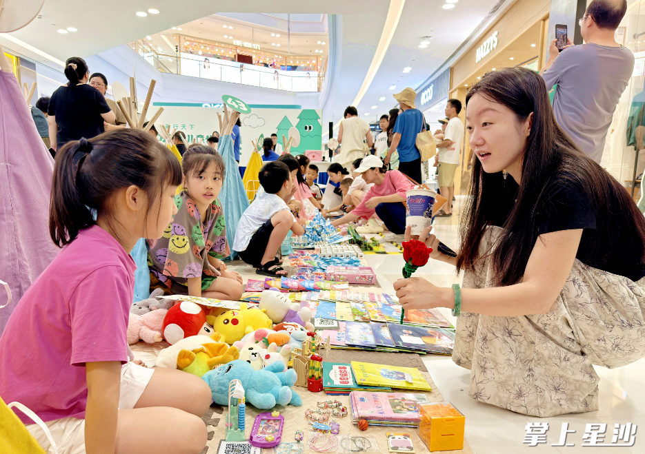 万象汇公益市集活动现场。