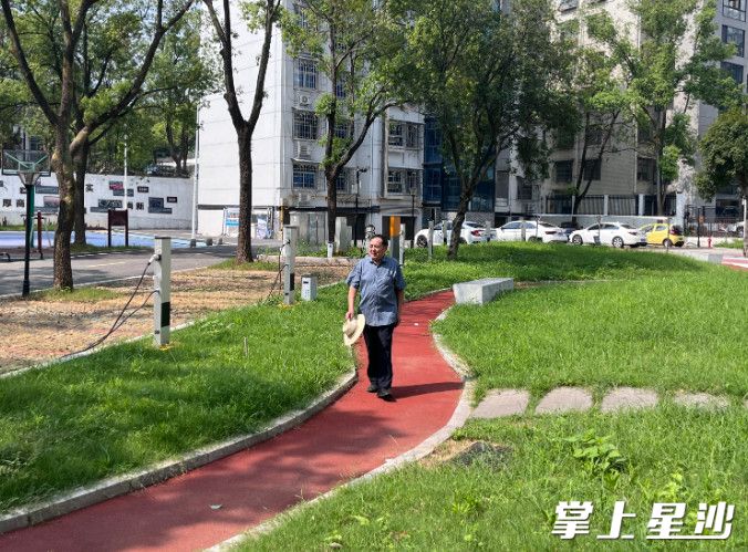 娄树凯走在小区新改造的人行步道上。均为彭永礼 摄