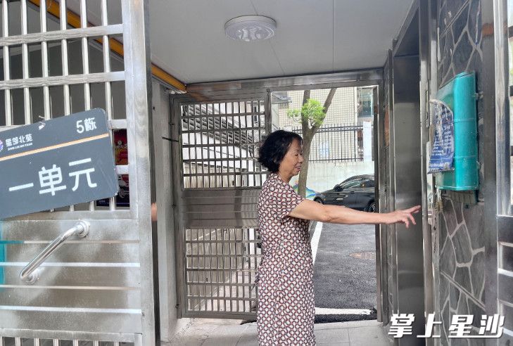 刘伟平如今乘坐电梯上楼更省力。