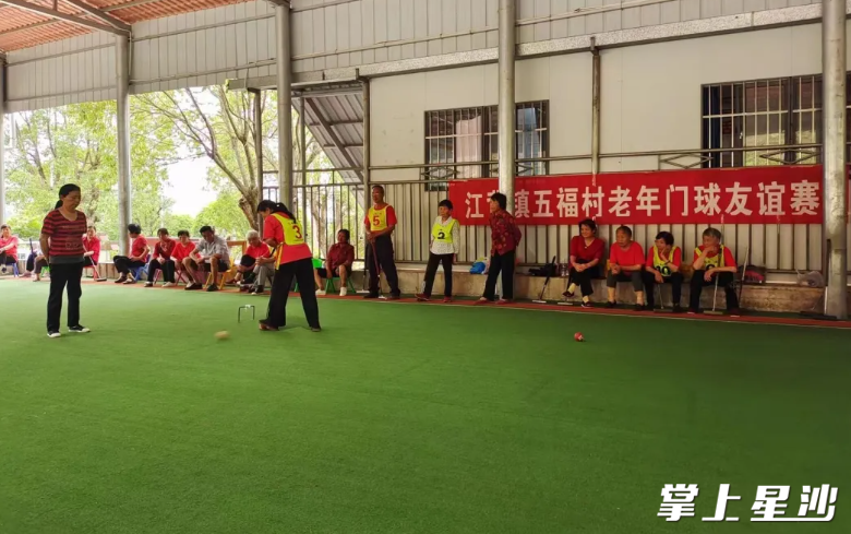 家门口的门球场是王娭毑运动休闲的好去处。
