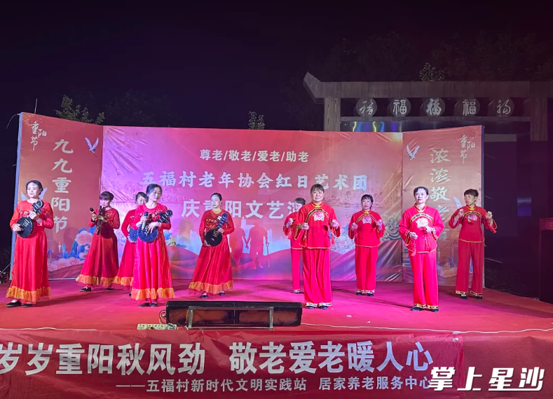村里有两支自发形成的老年人文艺队伍——五福临门艺术团和老年协会红日艺术团，舞蹈、单口快板、花鼓戏等都是他们的拿手好戏。