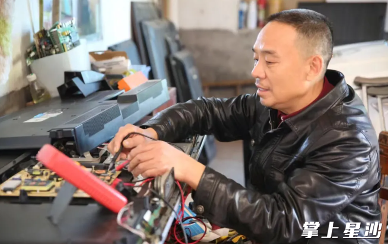 彭凯云帮助村民修理电器。