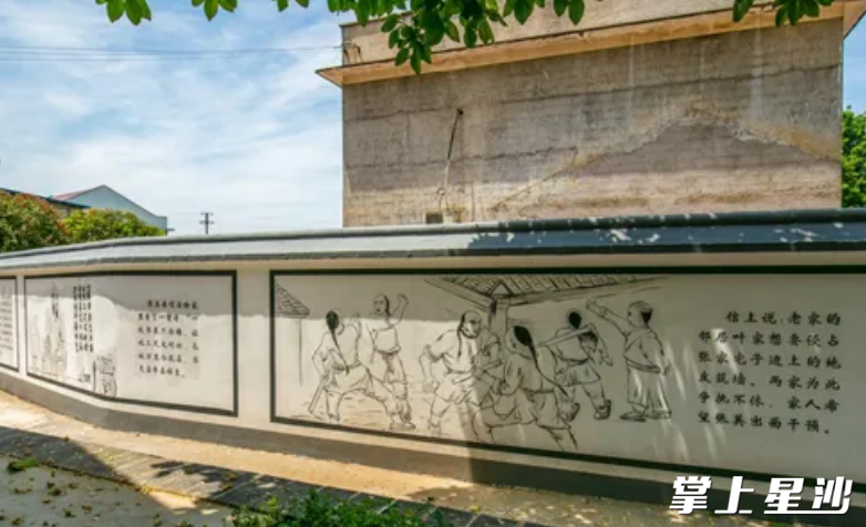 在“六尺巷”广场的显眼位置，一面“风向榜”文化墙矗立，“最美党员”“好人模范”“最美儿媳”等榜样事迹熠熠生辉，浸润人心。