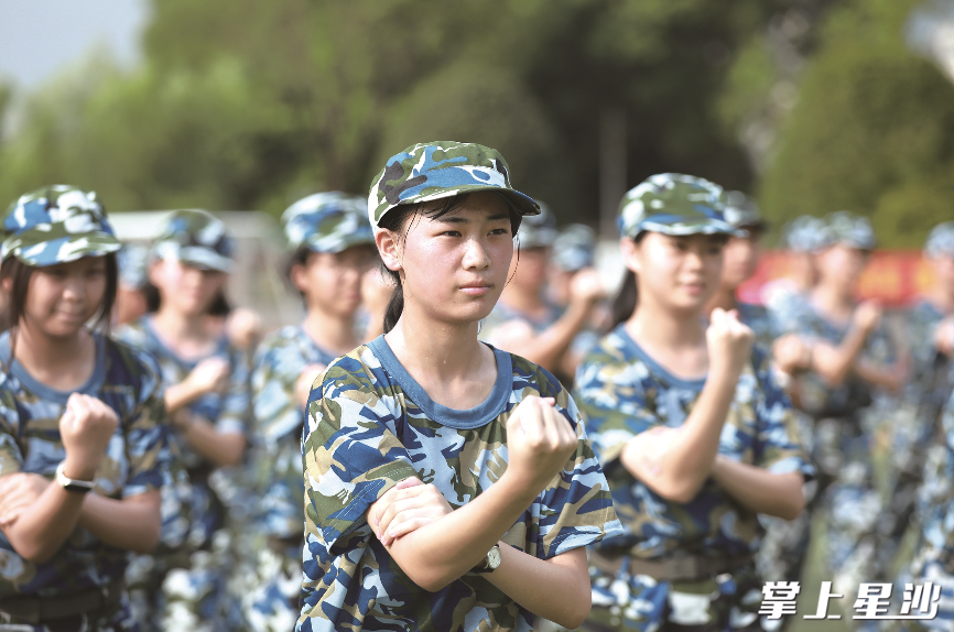 新生练习军体拳。