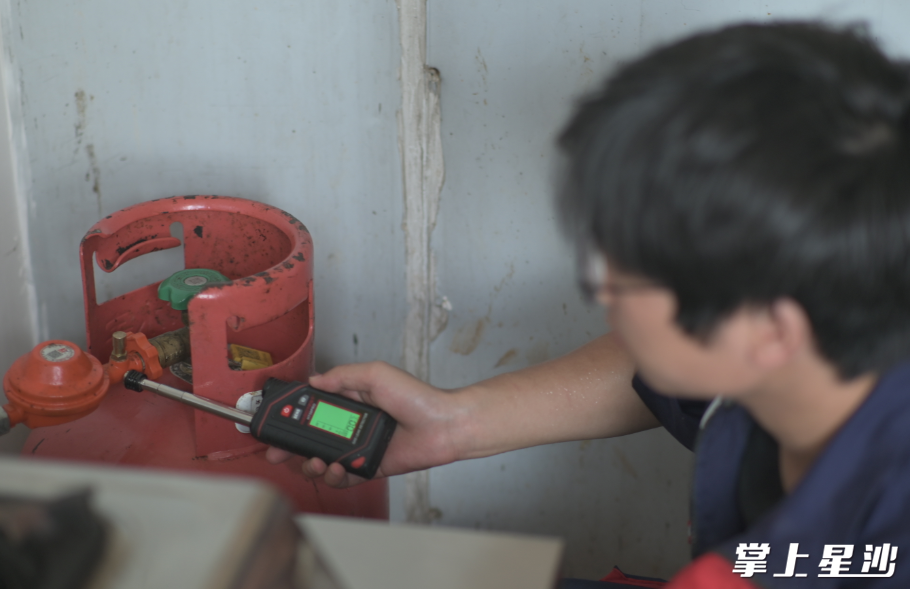 送气工人正在为用户进行入户安检，致力于确保居民用气安全。