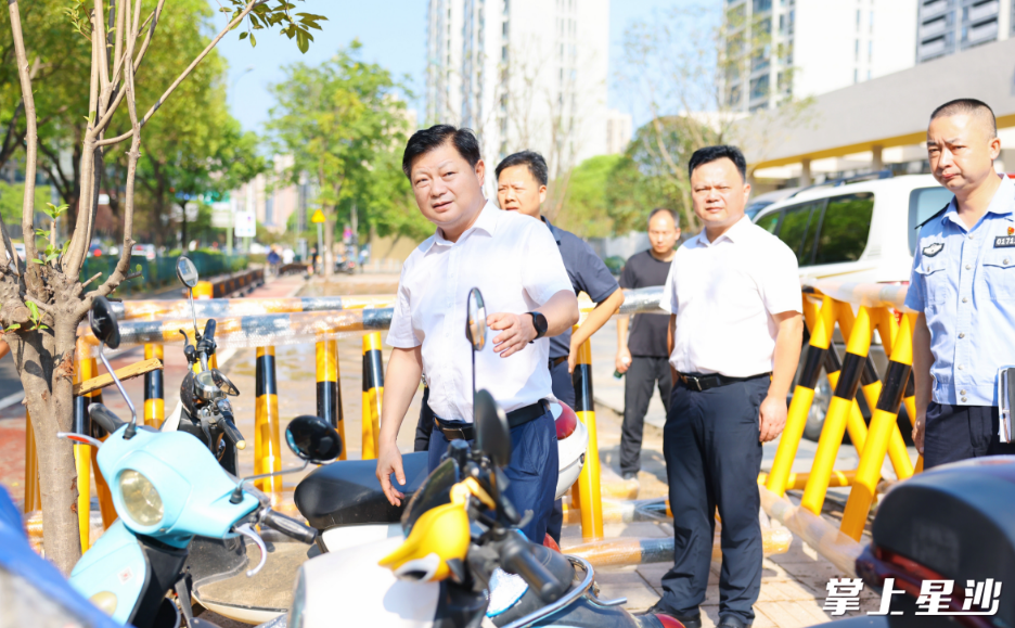 付旭明在长沙麓山国际松湖小学，督导项目建设工作。均为曾诗怡 摄