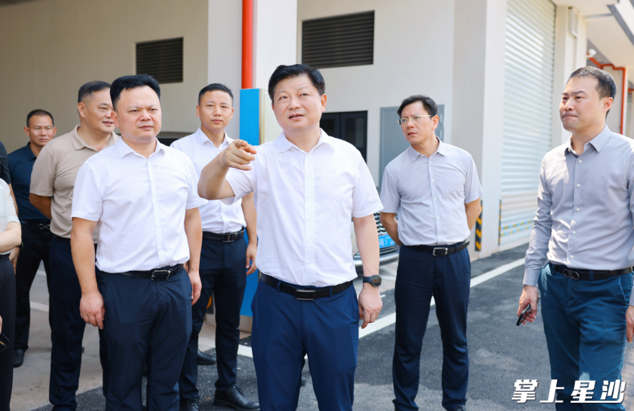 付旭明在长沙市实验小学松雅学校，督导项目建设工作。