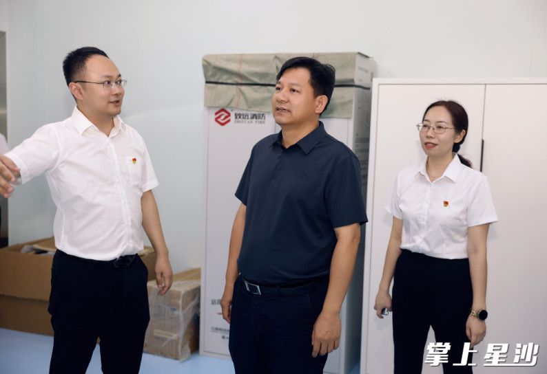 陈永高现场了解医院建设、专家团队进驻情况。叶尹浩 摄