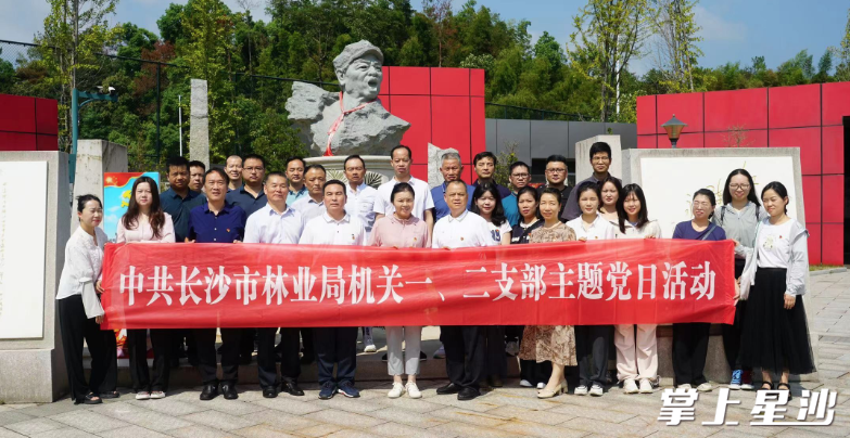 党员们在陈树湘广场合影。均为罗镝 摄