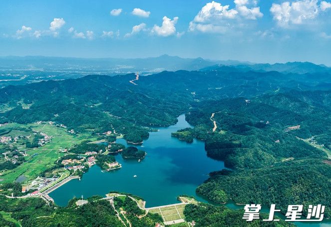高桥镇有湛蓝的水库和连绵的山，有乡间的田野和袅袅的炊烟，风景绝美，相当惬意。均为县文旅局供图