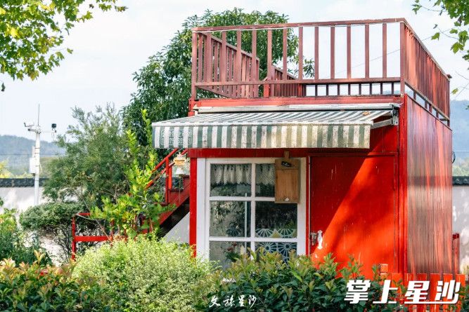 “十亩之间”是个被茶园和青山包围的多肉民宿，毗邻省茶叶研究所，青山点缀，碧水相拥。