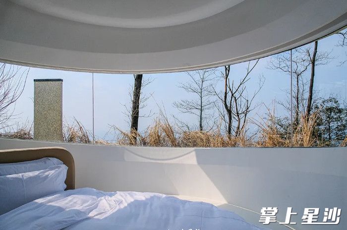 紫竹山顶的星空旅人野奢度假酒店吸引了不少人专程前来，住一晚，看山湖和星星。