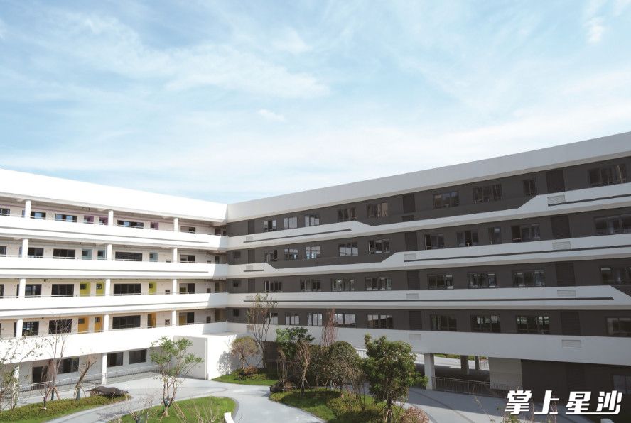 湖南师范大学附属三一云谷实验学校占地面积95亩，建筑面积4.68万平方米，包含教学楼、实验楼、综合馆、报告厅等主体建筑及标准运动场。李杰 摄