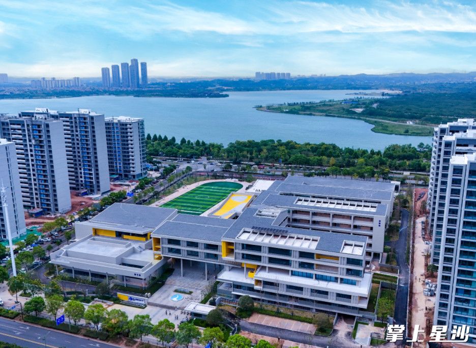 长沙麓山国际松湖小学是长沙县人民政府和长沙麓山国际实验小学合作办学学校，位于星沙街道东五线以东、特立路以北，为六年一贯制学校，办学48个班。均为章帝 摄