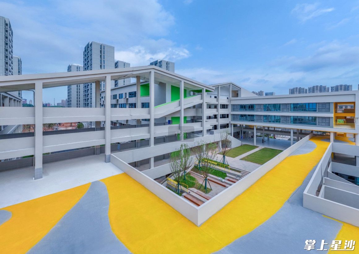 长沙麓山国际松湖小学创造出多维立体的学习、生活和互动空间，建筑极具现代感、设计感和艺术感。