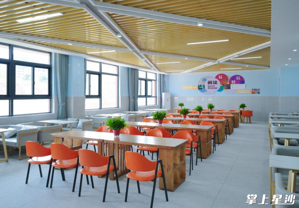长沙市实验小学松雅学校充分利用原始地形，校园景观融入了长沙市实验小学本部的传统文化以及松雅片区地域文化等多元元素，为师生营造一个充满艺术气息的学习环境。