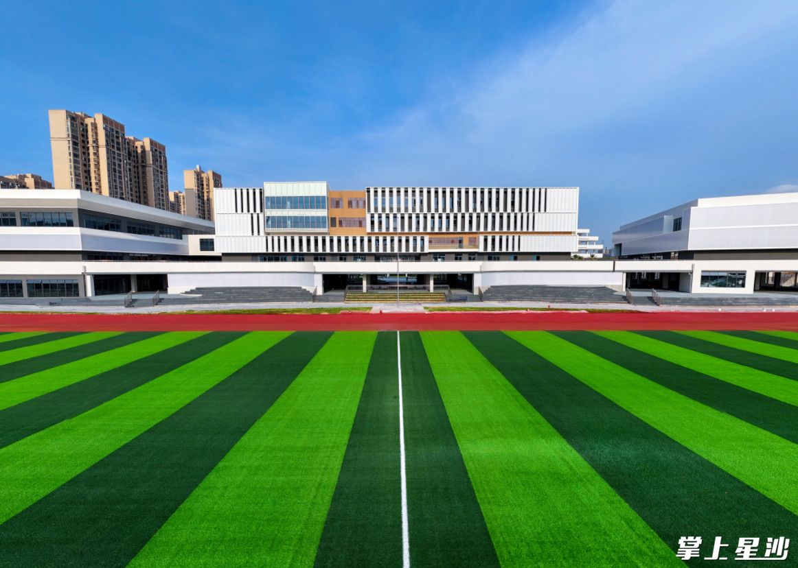 湖南师范大学附属三一云谷实验学校位于长沙经开区东六路以东、凉塘路以南，为九年一贯制学校，共计54个班。