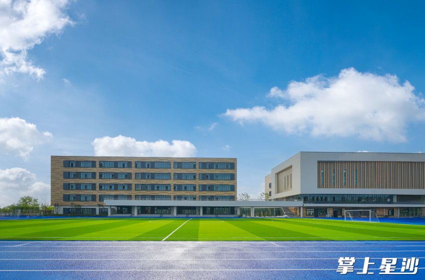 湖南师范大学附属三一云湖实验学校建筑设计有序且有呼吸感，在阳光下风景如画。