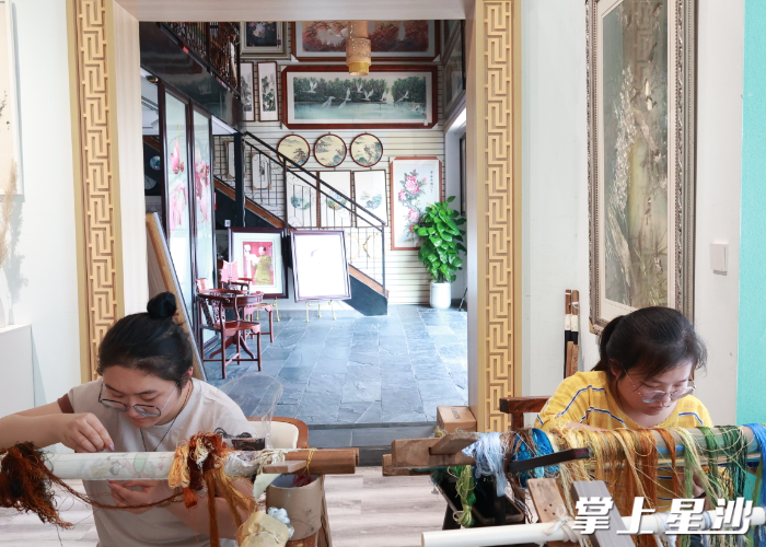 湖南工艺美术的学生在蒲宇凤的绣馆工作。文雅丽 摄