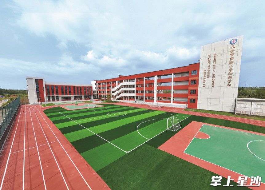 长沙市实验小学松雅学校占地面积约2万平方米，总建筑面积约1.5万平方米，采用红墙灰瓦为主要特征，充满艺术气息。章帝 摄