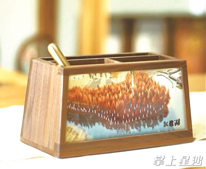 松雅湖水杉林笔筒上的松雅湖水杉林图案是由无数根细如发丝的绣线勾勒而成，丝线的不同颜色展现出水杉林色彩与光影变化，赋予笔筒独特的文化内涵。受访者供图
