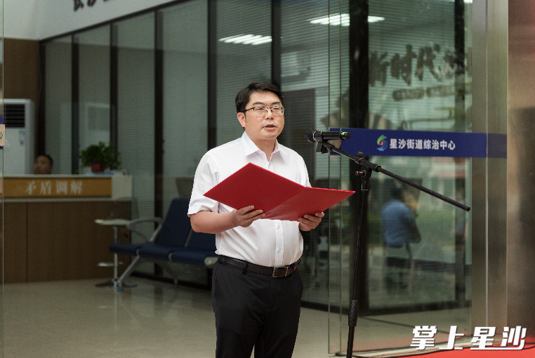 县委常委、县委政法委书记伍玉联讲话。