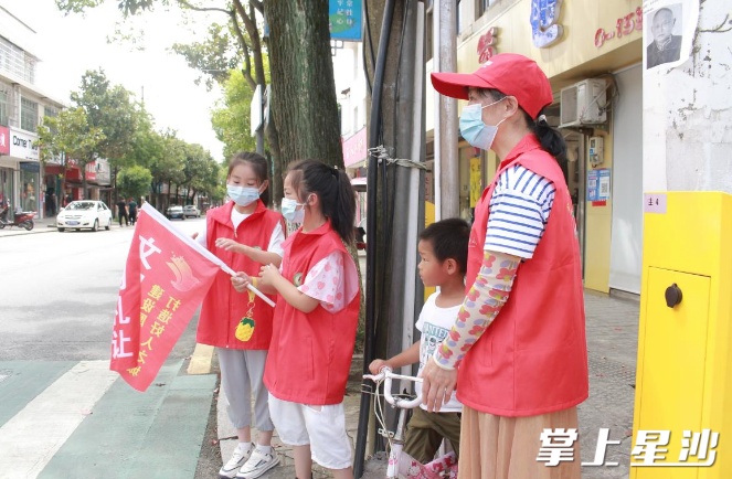 “金牌嫂子”正在开展志愿活动。