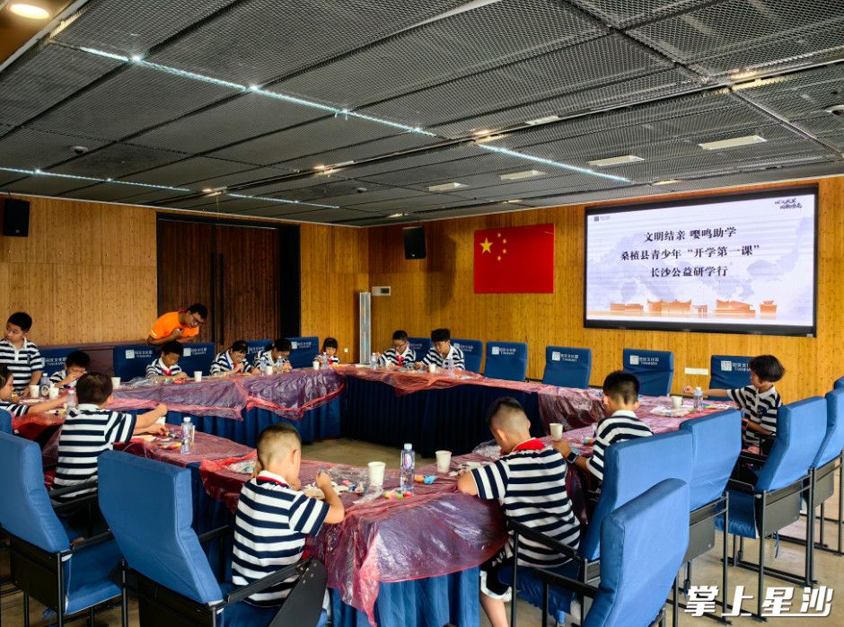 在田汉文化园，小朋友们一起体验画戏剧脸谱课程，感受非遗文化的魅力。县文明办供图