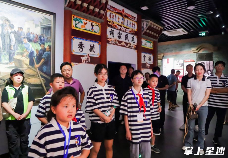 桑植“少年团”走进开慧纪念馆，认真聆听讲解，了解杨开慧烈士的生平事迹，重温先烈矢志报国的家国情怀。张庆 摄