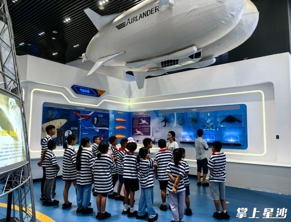 桑植“少年团”的同学们在长沙航空科技体验中心深入了解航空科普知识。县文明办 供图