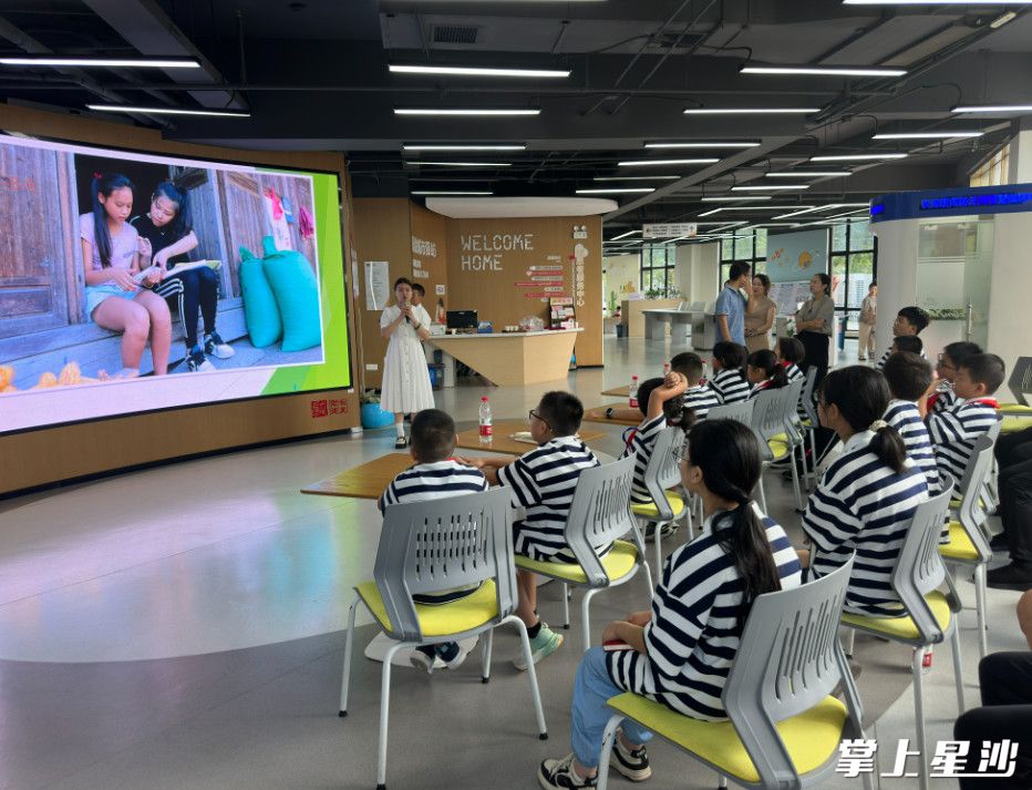 在长龙新时代文明实践所，长沙市“新时代好少年”唐香毓与孩子们分享了她的公益之旅，在孩子们心中种下向上向善的种子。刘乐珊 摄