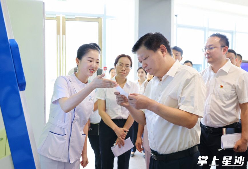 付旭明在长沙县人民医院（湖南省人民医院星沙院区）督导项目建设并检查安全生产工作。均为曾诗怡 摄
