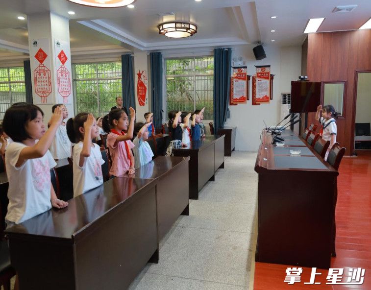 学生代表与同学们歌唱红歌。