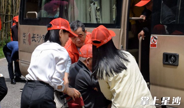 志愿者组织敬老院老人开展集体春游文明实践活动。