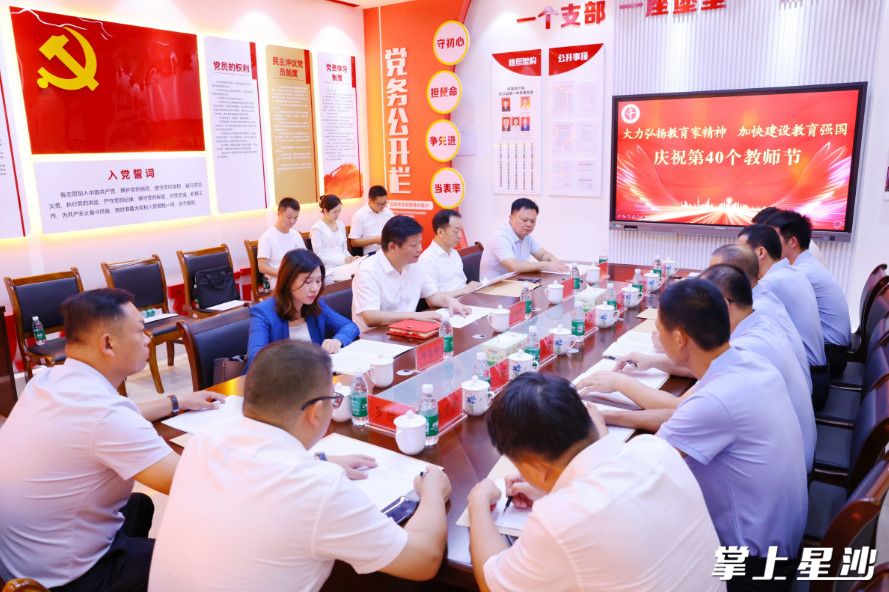 付旭明在长沙县第一中学走访慰问。均为曾诗怡 摄