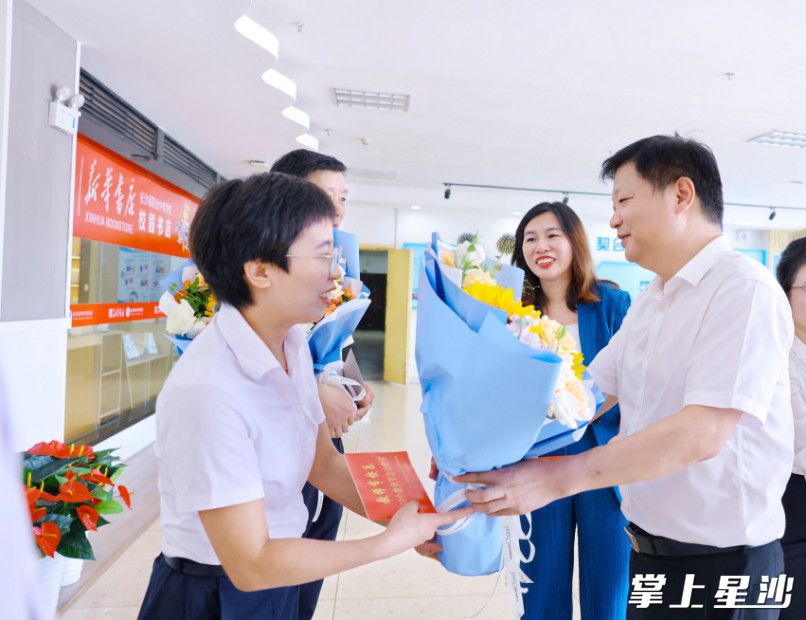 付旭明在长沙县职业中专学校走访慰问。