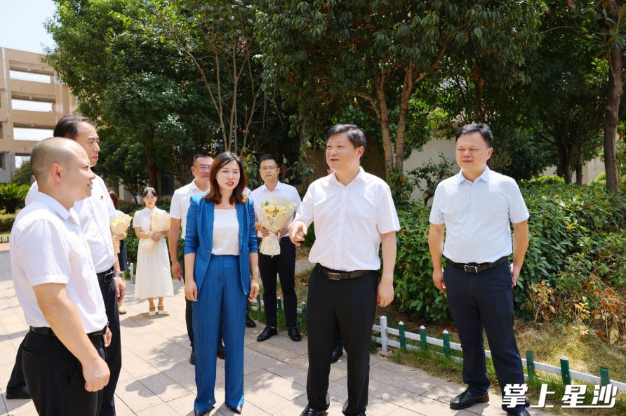 付旭明在长沙市特立中学走访慰问。