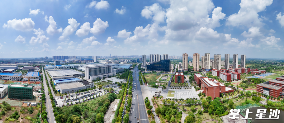 城市发展，路网先行。在长龙，多维交通路网快速接驳城市城际，城市向东的发展脉络日趋清晰。均为章帝 摄