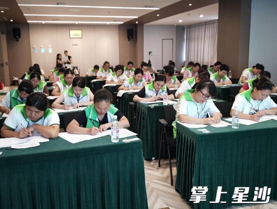 理论知识考核现场。县民政局供图 理论知识考核现场。县民政局供图