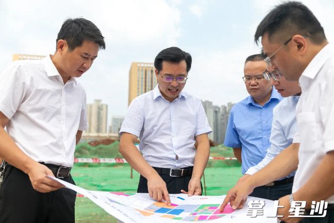 蒋红波调研中富容器。均为谭园 摄